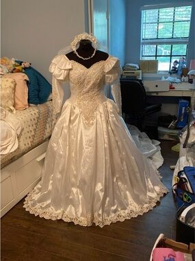 Vintage Demetrios Lace Appliqué Princess Ball Gown Wedding Dress